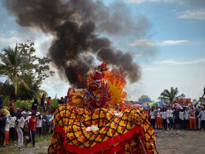 Ritual Bakar Naga Tutup Perayaan Cap Go Meh 2025 di Singkawang