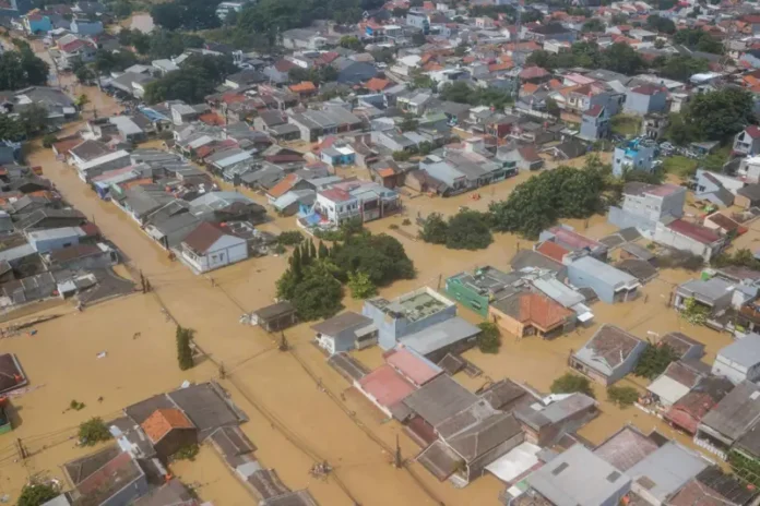 Banjir lumpuhkan Kota Bekasi, Ribuan Rumah dan Mal Ikut Terendam, warga Terdampak Diungsikan