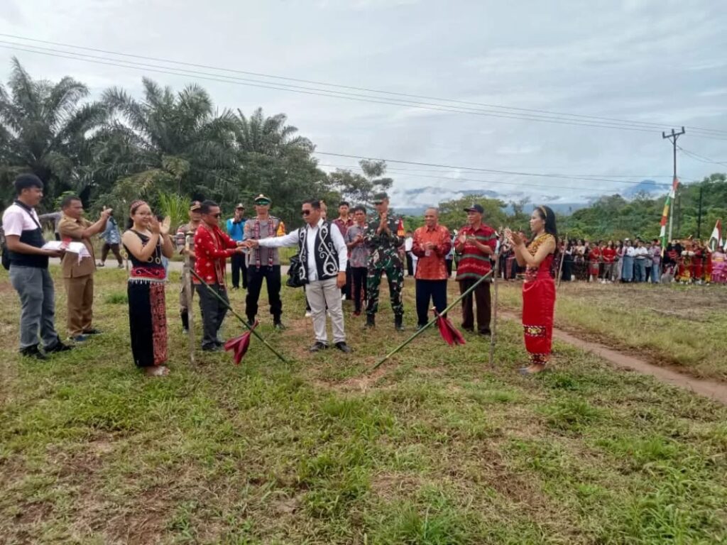 Kapolsek Seluas Hadiri HUT ke-38 Desa Sahan