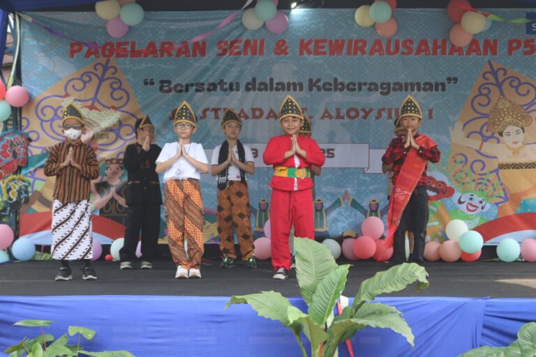 Semangat Wirausaha Warnai Pagelaran Seni dan Kewirausahaan P5 Sekolah Strada Komplek Pasar Baru