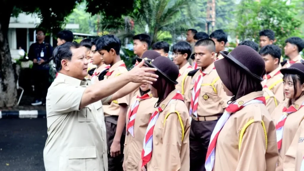 Kunjungi Sekolah Rakyat, Presiden Prabowo beri semangat siswa