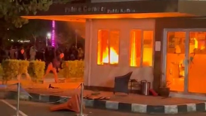 Demo di Pontianak Memanas, Massa Bakar Pos Polisi di Untan dan Rusak Fasum