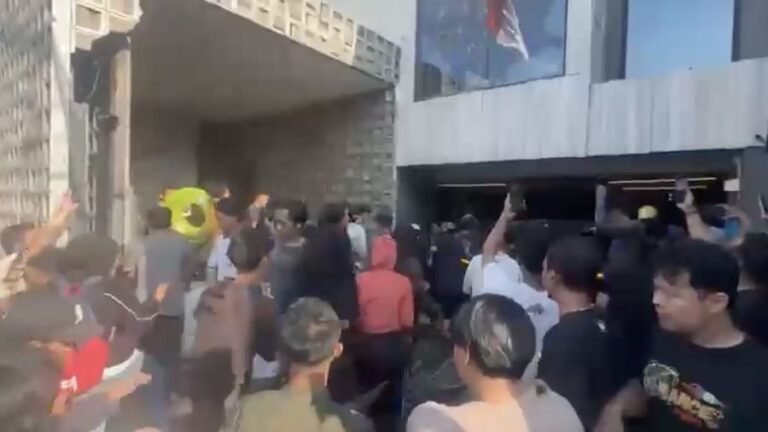 Rumah Ahmad Sahroni Dijarah Massa Saat Demo di Jakarta