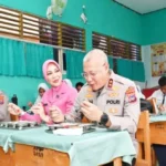 Kapolda Kalsel Konsumsi MBG Bersama Siswa Pastikan Keamanan Pangan