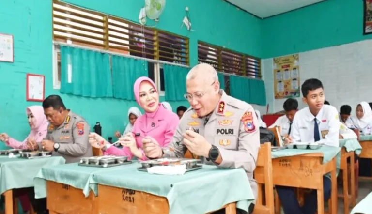 Kapolda Kalsel Konsumsi MBG Bersama Siswa Pastikan Keamanan Pangan