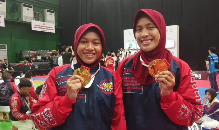 Kakak Adik dari Kalbar Kompak raih Emas Tarung Derajat PON Bela Diri