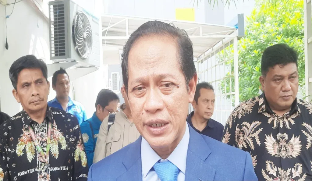 Menteri LH Terjunkan Tim Kaji Bencana Banjir Bandang di Sumatera