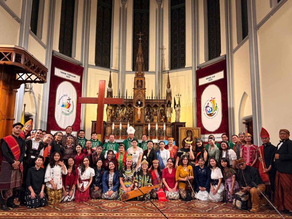 Mei Mei main sape di Gereja Katedral Jakarta