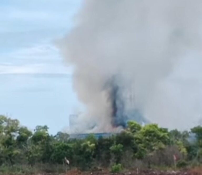 Kebakaran Melanda PLTU Bengkayang, Asap Hitam Membumbung Gegerkan Warga