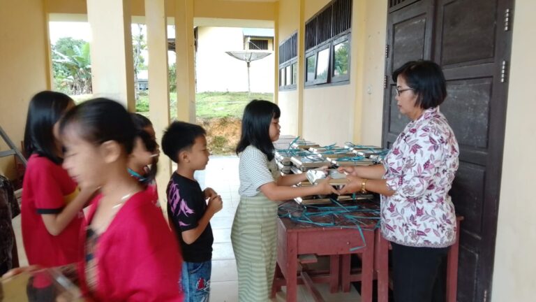 SD Negeri 07 Jagoi Belida Rayakan Natal Bersama dan Salurkan MBG Perdana