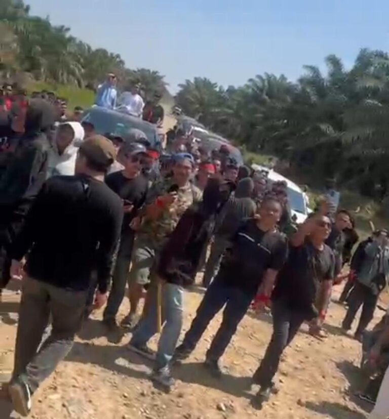 Aksi Demo memanas, Massa Bakar fasilitas PT MAS di Wajok