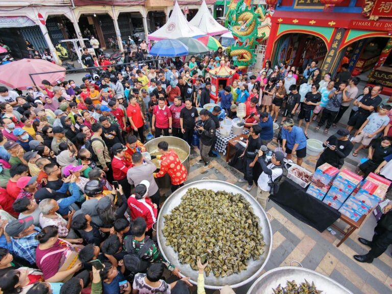 Festival Bakcang, Singkawang Bagikan 7.000 Bakcang Gratis