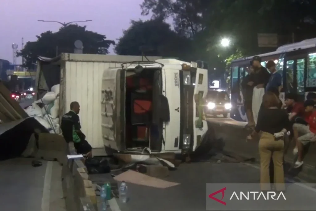 Truk tabrak pembatas jalan di flayover pesing jakbar
