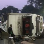Truk tabrak pembatas jalan di flayover pesing jakbar