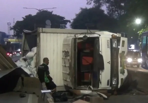 Truk tabrak pembatas jalan di flayover pesing jakbar