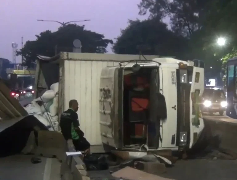 Truk tabrak pembatas jalan di flayover pesing jakbar