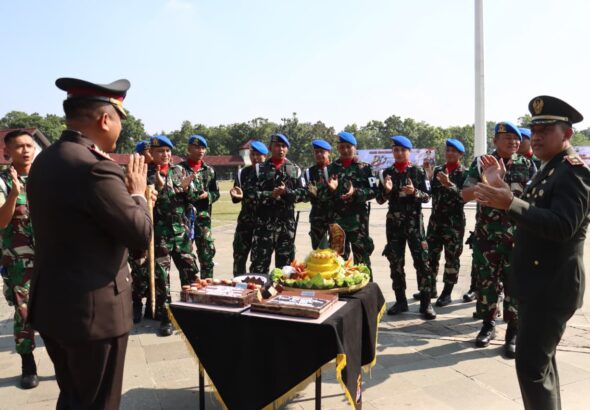 Gelar Upacara Hari Bhayangkara ke-80, Polresta Tangerang Tegaskan Polri Hadir untuk Masyarakat Peringatan Hari Bhayangkara ke-80 di Polresta Tangerang tak sekadar menjadi agenda seremonial. Momentum itu dimanfaatkan untuk menegaskan arah pengabdian Polri yang semakin dekat dengan masyarakat, sejalan dengan tema "Polri untuk Masyarakat". Pesan itu disampaikan Kapolresta Tangerang Kombes Pol Andi Muhammad Indra Waspada Amirullah usai memimpin Upacara Hari Bhayangkara ke-80 di Lapangan Aria Maulana Yudhanegara, Pusat Pemerintahan Kabupaten Tangerang, Rabu (1/7/2026). Upacara berlangsung khidmat dan diikuti personel Polri, unsur TNI, Forkopimda, instansi pemerintah, tokoh agama, tokoh masyarakat, organisasi kemasyarakatan, serta berbagai elemen lainnya. Indra Waspada mengatakan, Hari Bhayangkara menjadi momentum evaluasi. Sekaligus penguatan komitmen agar Polri terus memberikan pelayanan terbaik kepada masyarakat. "Tema 'Polri untuk Masyarakat' bukan sekadar slogan. Kami ingin memastikan setiap kehadiran anggota Polri benar-benar dirasakan manfaatnya oleh masyarakat, baik dalam memberikan perlindungan, pelayanan, maupun menjaga keamanan dan ketertiban," kata Indra Waspada. Menurutnya, komitmen tersebut telah diwujudkan melalui berbagai kegiatan yang menyentuh langsung kebutuhan masyarakat selama rangkaian Hari Bhayangkara ke-80. Mulai dari bakti sosial, bakti kesehatan, donor darah, bakti religi, penghijauan, pelayanan publik, hingga kegiatan olahraga bersama ribuan warga. Indra Waspada menegaskan, Polresta Tangerang akan terus memperkuat kolaborasi dengan pemerintah daerah, TNI, serta seluruh elemen masyarakat untuk menjaga situasi keamanan yang kondusif di Kabupaten Tangerang. "Keamanan bukan hanya tanggung jawab Polri, tetapi menjadi tanggung jawab bersama. Karena itu kami akan terus membangun sinergi, membuka ruang komunikasi, dan hadir sebagai mitra masyarakat dalam menyelesaikan berbagai persoalan kamtibmas," ujarnya. Peringatan Hari Bhayangkara ke-80 menjadi puncak rangkaian kegiatan yang telah dilaksanakan Polresta Tangerang selama beberapa pekan terakhir. Melalui momentum tersebut, Polresta Tangerang menegaskan komitmennya untuk terus berbenah, meningkatkan profesionalisme, dan memperkuat kepercayaan masyarakat terhadap institusi Polri