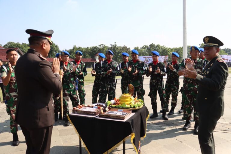 Gelar Upacara Hari Bhayangkara ke-80, Polresta Tangerang Tegaskan Polri Hadir untuk Masyarakat Peringatan Hari Bhayangkara ke-80 di Polresta Tangerang tak sekadar menjadi agenda seremonial. Momentum itu dimanfaatkan untuk menegaskan arah pengabdian Polri yang semakin dekat dengan masyarakat, sejalan dengan tema "Polri untuk Masyarakat". Pesan itu disampaikan Kapolresta Tangerang Kombes Pol Andi Muhammad Indra Waspada Amirullah usai memimpin Upacara Hari Bhayangkara ke-80 di Lapangan Aria Maulana Yudhanegara, Pusat Pemerintahan Kabupaten Tangerang, Rabu (1/7/2026). Upacara berlangsung khidmat dan diikuti personel Polri, unsur TNI, Forkopimda, instansi pemerintah, tokoh agama, tokoh masyarakat, organisasi kemasyarakatan, serta berbagai elemen lainnya. Indra Waspada mengatakan, Hari Bhayangkara menjadi momentum evaluasi. Sekaligus penguatan komitmen agar Polri terus memberikan pelayanan terbaik kepada masyarakat. "Tema 'Polri untuk Masyarakat' bukan sekadar slogan. Kami ingin memastikan setiap kehadiran anggota Polri benar-benar dirasakan manfaatnya oleh masyarakat, baik dalam memberikan perlindungan, pelayanan, maupun menjaga keamanan dan ketertiban," kata Indra Waspada. Menurutnya, komitmen tersebut telah diwujudkan melalui berbagai kegiatan yang menyentuh langsung kebutuhan masyarakat selama rangkaian Hari Bhayangkara ke-80. Mulai dari bakti sosial, bakti kesehatan, donor darah, bakti religi, penghijauan, pelayanan publik, hingga kegiatan olahraga bersama ribuan warga. Indra Waspada menegaskan, Polresta Tangerang akan terus memperkuat kolaborasi dengan pemerintah daerah, TNI, serta seluruh elemen masyarakat untuk menjaga situasi keamanan yang kondusif di Kabupaten Tangerang. "Keamanan bukan hanya tanggung jawab Polri, tetapi menjadi tanggung jawab bersama. Karena itu kami akan terus membangun sinergi, membuka ruang komunikasi, dan hadir sebagai mitra masyarakat dalam menyelesaikan berbagai persoalan kamtibmas," ujarnya. Peringatan Hari Bhayangkara ke-80 menjadi puncak rangkaian kegiatan yang telah dilaksanakan Polresta Tangerang selama beberapa pekan terakhir. Melalui momentum tersebut, Polresta Tangerang menegaskan komitmennya untuk terus berbenah, meningkatkan profesionalisme, dan memperkuat kepercayaan masyarakat terhadap institusi Polri