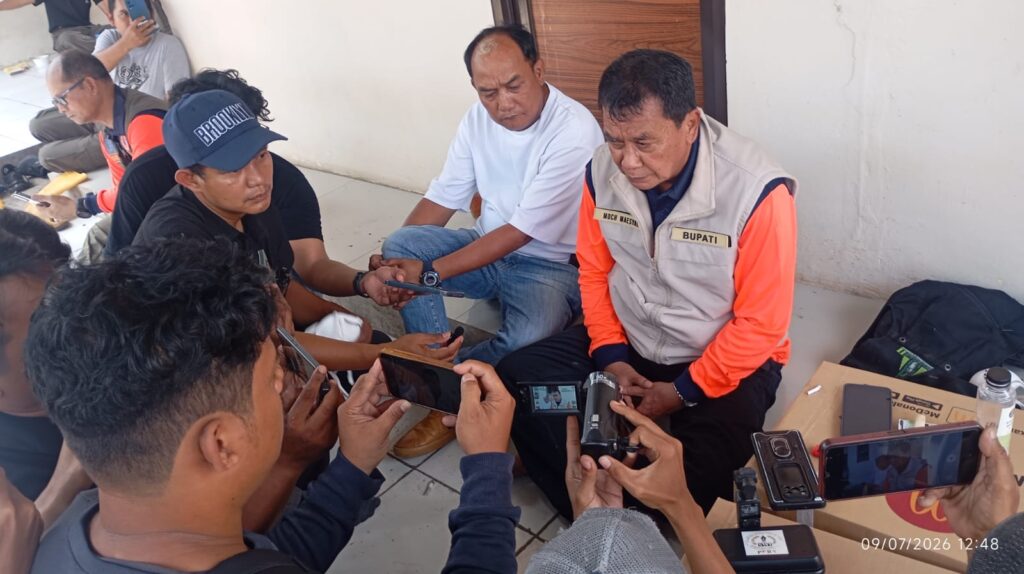 Komedian Aziz Gagap Tinjau TPA Jatiwaringin, Dukung Upaya Bupati Tangerang Tangani Kebakaran